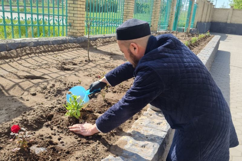 «Әлихан Бөкейхан» мешіті ауласына гүлдер егілді