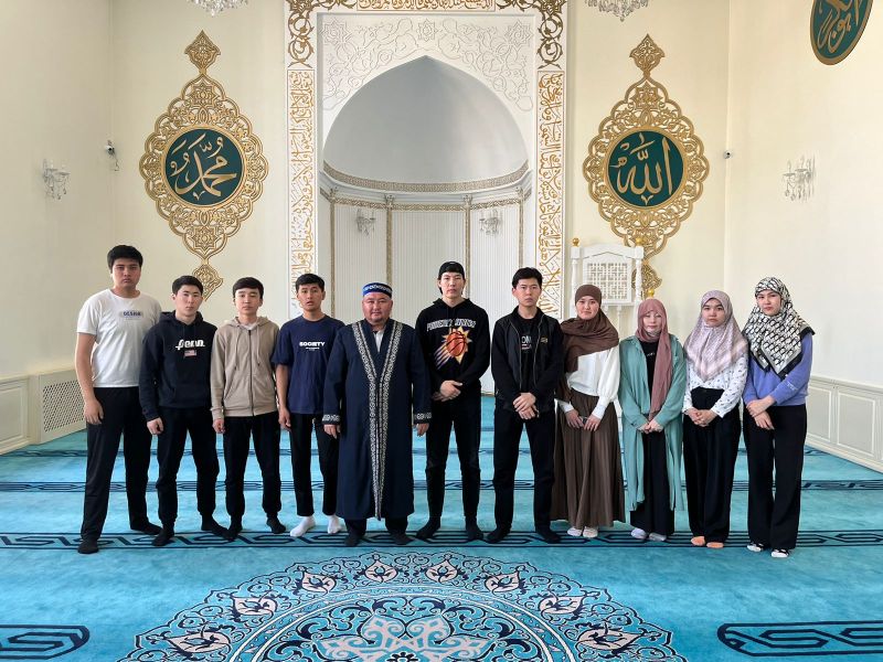 ҚарМУ-нің студенттері  «Қазыбек би» мешітінде тазалық жұмыстарын жүргізді