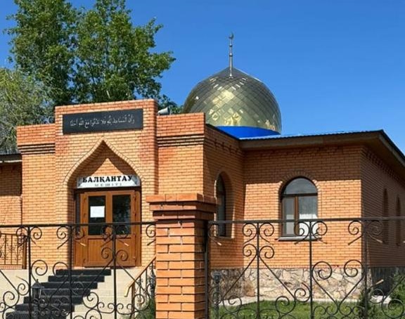 Жаңа мешіт құрылысының күмбезі қойылды