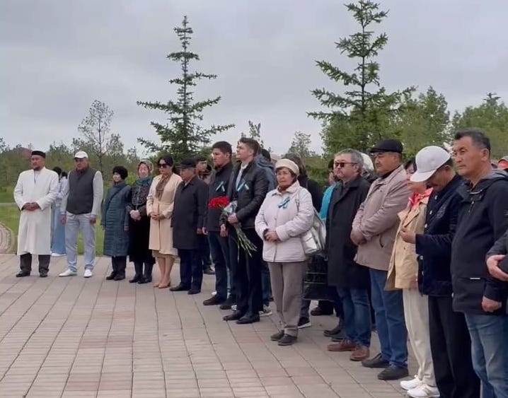 Саяси қуғын-сүргін және жаппай ашаршылық құрбандарына арналған ескерткіштерге гүл шоқтарын қою рәсімі өтті