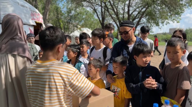 Теміртауда балаларға балмұздақ үлестірілді