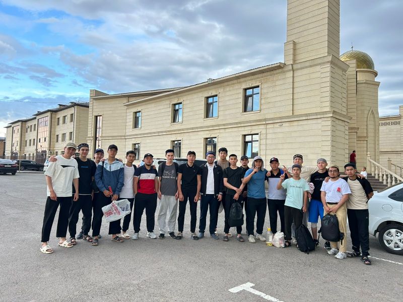 Жастар табиғат аясында бас қосты