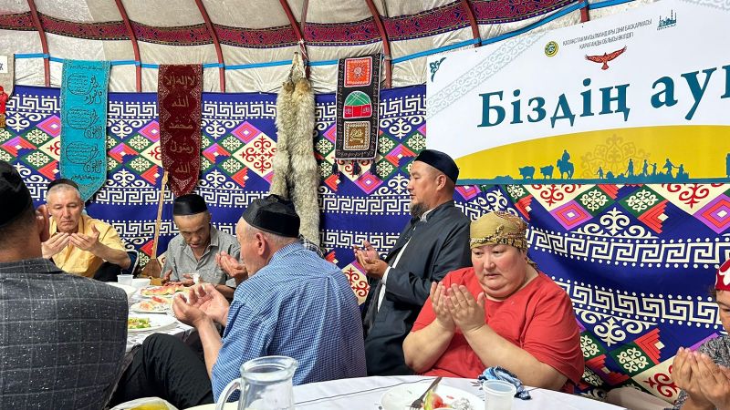 Әнет баба мешітінде мүгедек жандарға дастархан жайылды