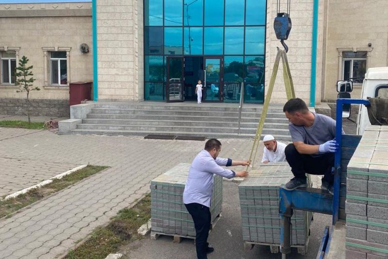 Бала қажы мешіті ауласына брусчатка төселді