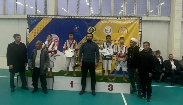 Республика күніне орай жастар арасында қазақ күресінен сайыс өтті
