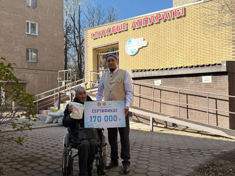 Қарағандылық азаматқа есту аппараты сыйға тартылды 