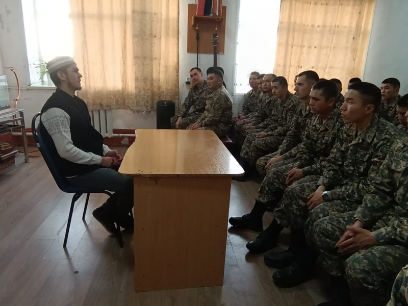 Қарабас кенті мешітінің имамы әскерилерді ізгілікке үндеді