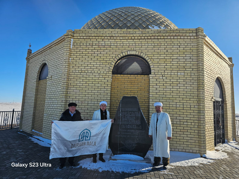 Абай аудандық мешітінің имамы мен жамағаты Дерібсәлі батыр  кесенесіне зиярат етті