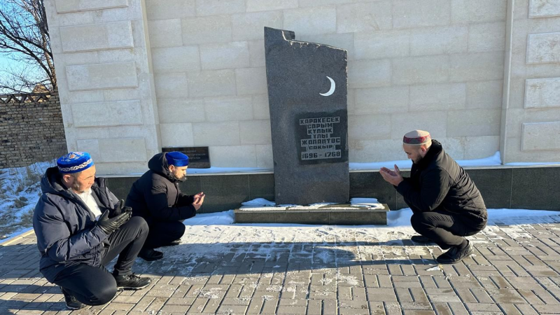 Теміртау қаласының жамағаты Жалаңтөс батырдың кесенесіне зиярат етті