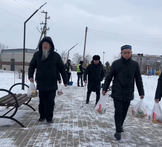 Шахтинск қаласында көше тазалаушыларға ыстық ас үлестірілді