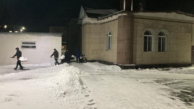 «Нұр» мешітінің ауласы қалың қардан тазартылды