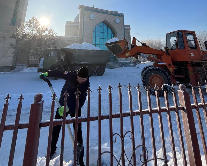 «Бала қажы» мешітінің аула қары тазартылды