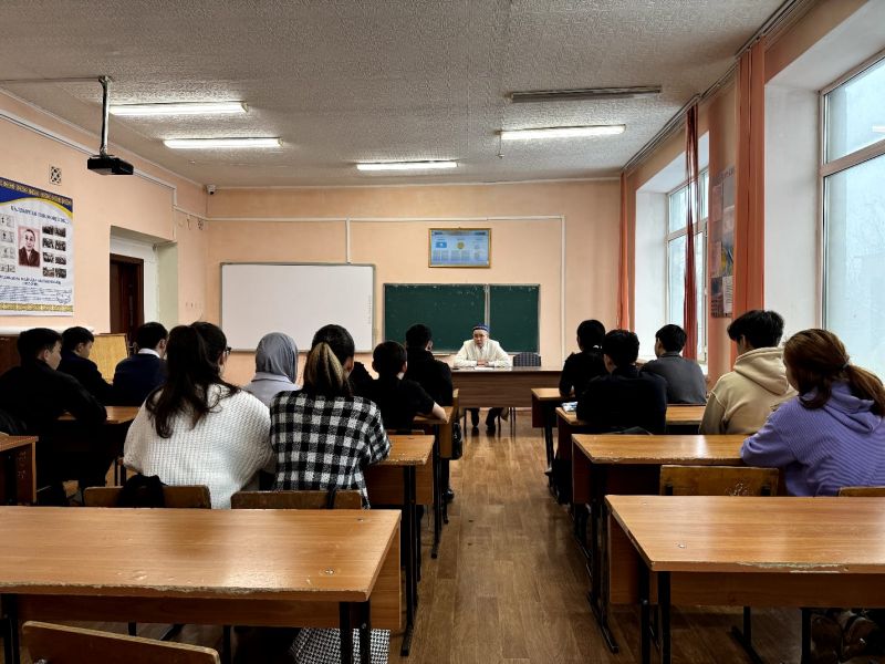 «Нұр» мешітінің имамы студенттермен кездесті