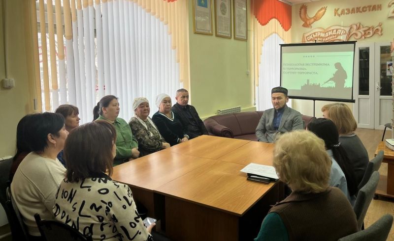 Абай аудандық мешітінің имамы кітапханашылармен кездесті