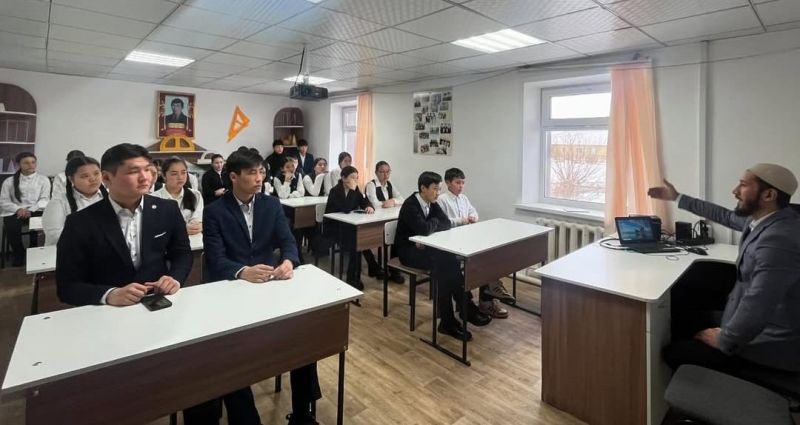 «Төле би» мешітінің наиб имамы Шет ауданында мектеп оқушыларымен кездесті