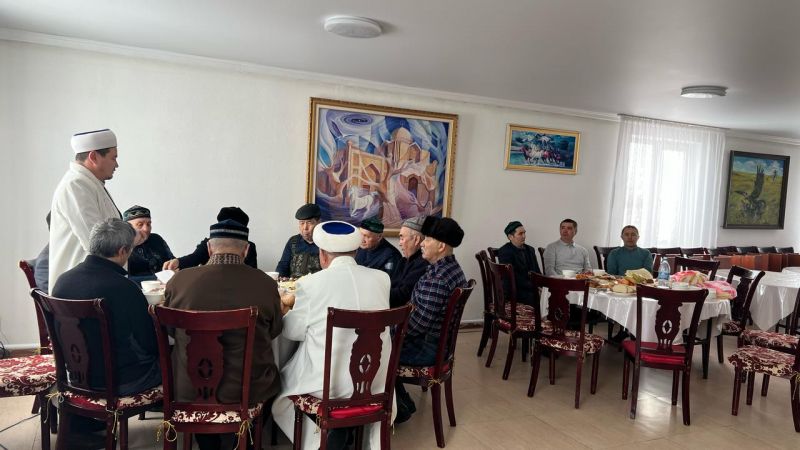 Нұра ауданының имамы Қарой ауылының ақсақалдарымен кездесті