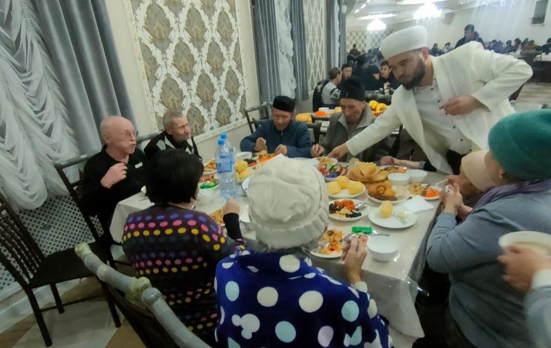 «Әлихан Бөкейхан» мешітінде қарттар үйіндегі қарияларға ауызашар берілді