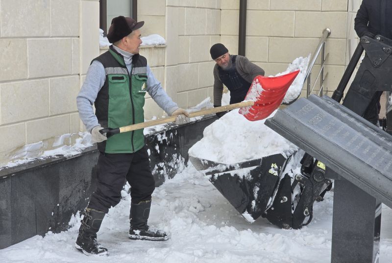 «Төлеутай ата» мешітінің ауласы қардан тазартылды