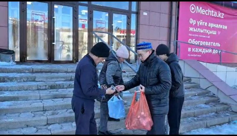 Шахтинск қаласының халқына құрма мен ауыз су үлестірілді