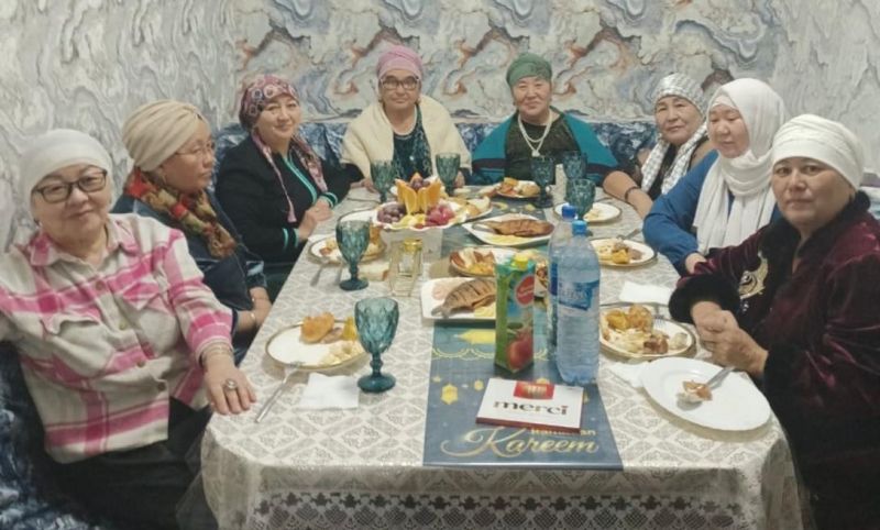 «Иса молла» мешітінде ақжаулықты аналар ауызашарда бас қосты