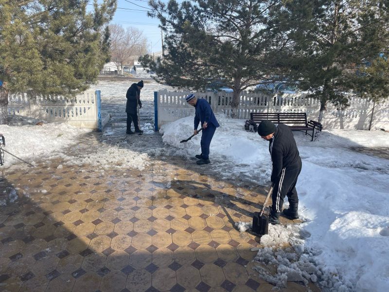 «Жыржыс қажы» мешітінің ауласы қардан тазартылды