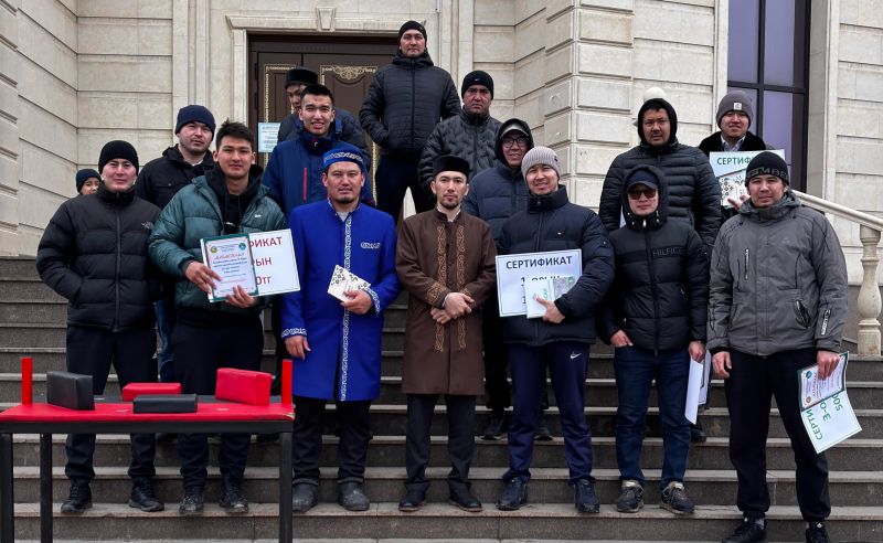 «Қазыбек би» мешітінде қол күресінен сайыс өтті