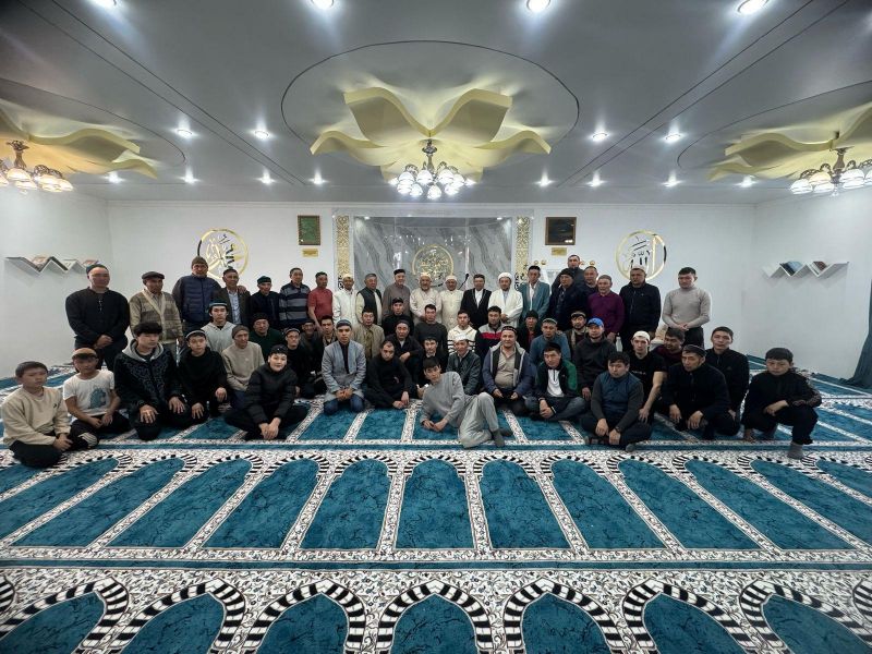 Көкпекті ауылдық мешітіне жаңа жайнамаз төселді