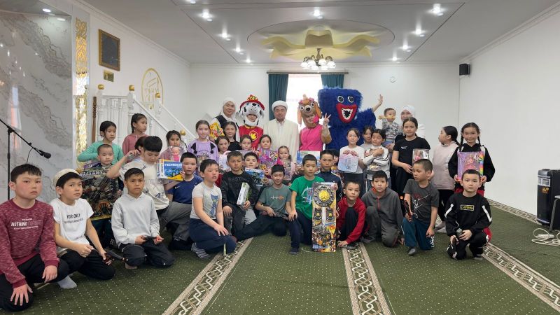 Көкпекті мешітінде балаларға қуаныш сыйланды