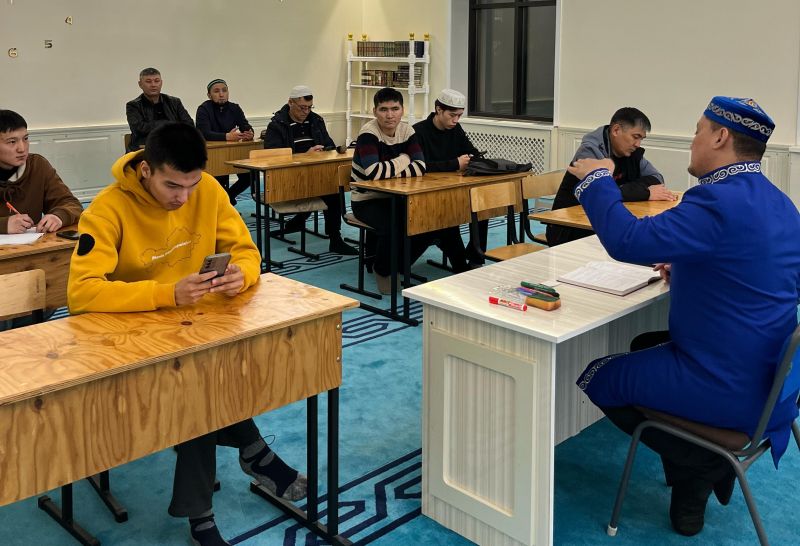 «Қазыбек би» мешітінде «Жастар тәрбиесі және ихсан ілімі» талқыланды