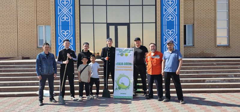 Абай аудандық орталық мешітінің ауласы тазартылды
