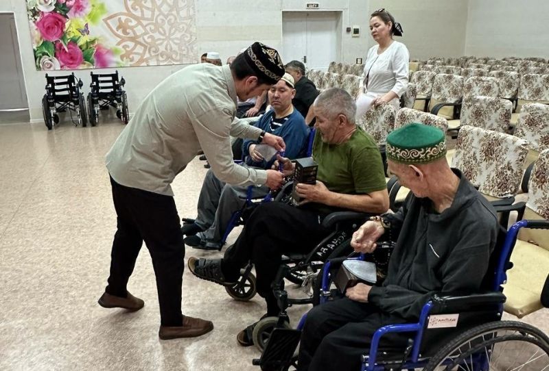 Қарабас мешітінің имамы қарттар үйінде қайырымдылық жасады