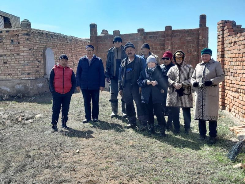 «Күмісбек молда» мешіті зиратқа тазалық жұмыстарын жүргізді