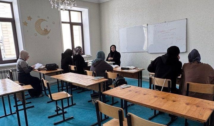 «Қазыбек би» мешітінде әйел жамағатына жат ағымның зияны түсіндірілді