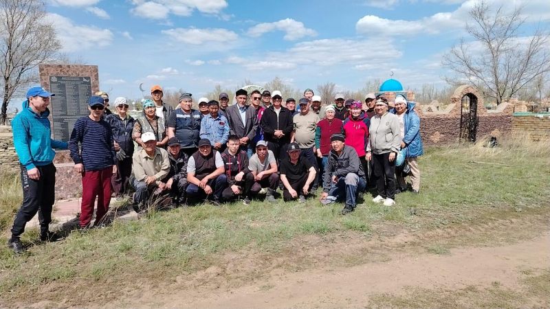 Нұра ауданында зират маңайын тазалау жұмыстары жүргізілді
