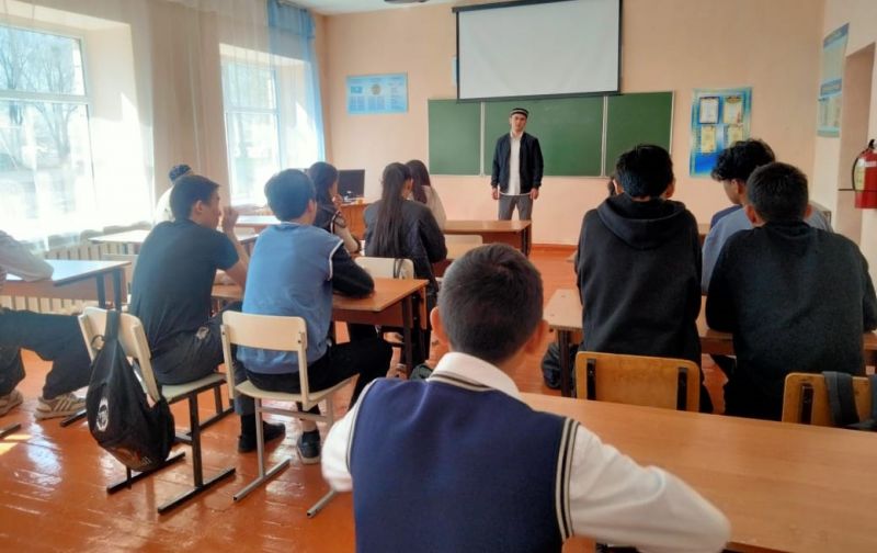 Қарабас ауылы мешітінің имамы мектеп оқушыларымен кездесті