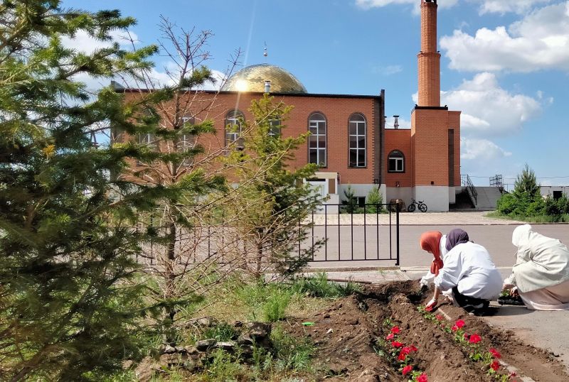 «Қажыбай қажы» мешітінің ауласына гүл отырғызылды