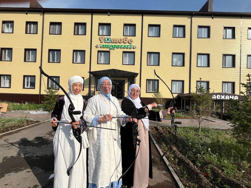 «Қажыбай қажы» мешітінде ақ жаулықты әжелер садақ ату өнерін үйренді
