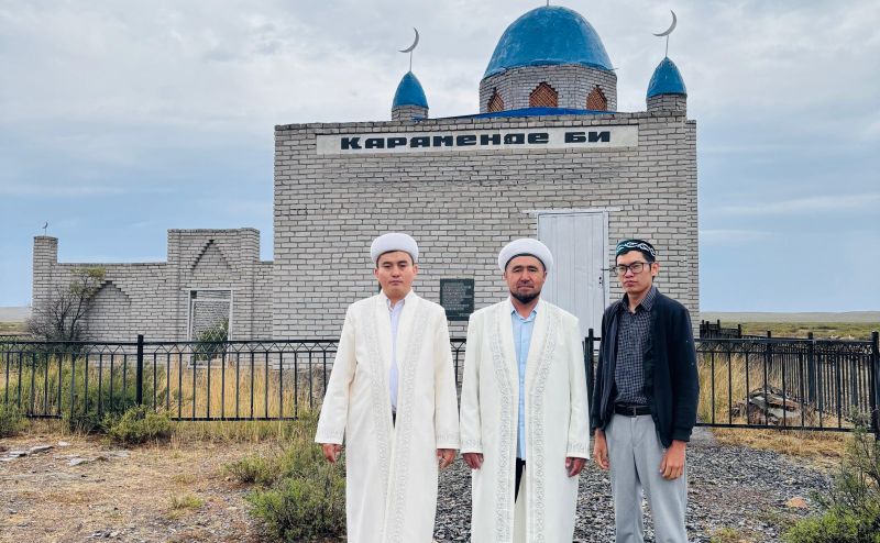 Ақтоғай ауданының имамдары Қараменде би кесенесіне зиярат етті