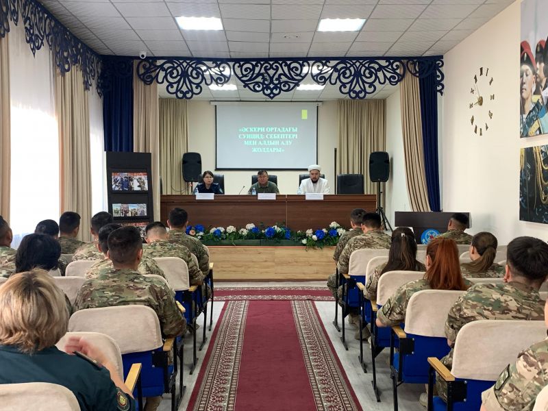 Ақтас кентінің имамы суицидтің алдын алу бойынша әскерилермен кездесті