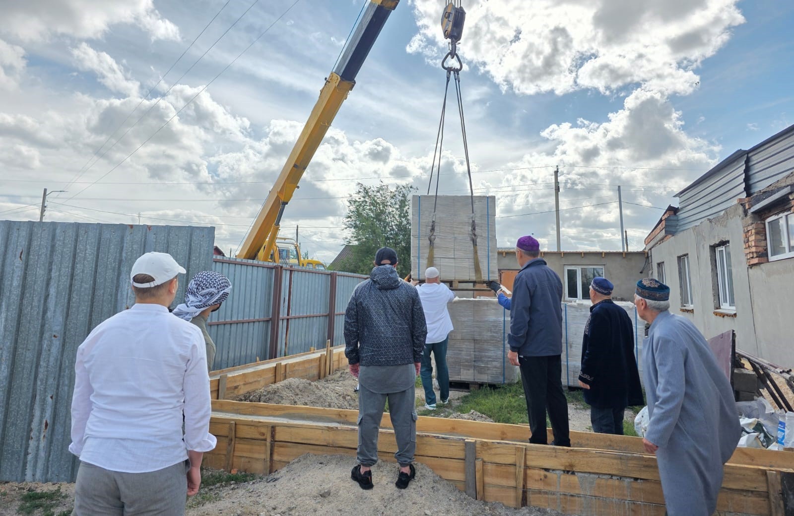 «Нұр» мешітінде асхана құрылысына 400 дана газаблок жеткізілді
