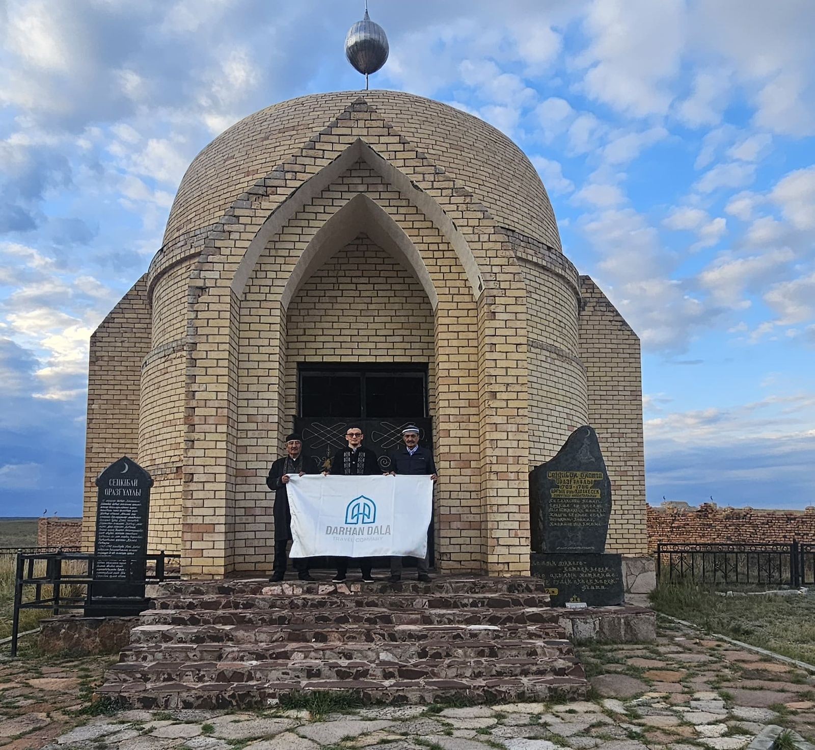 Абай аудандық мештінің өкілдері Сеңкібай биата зиратына сапары