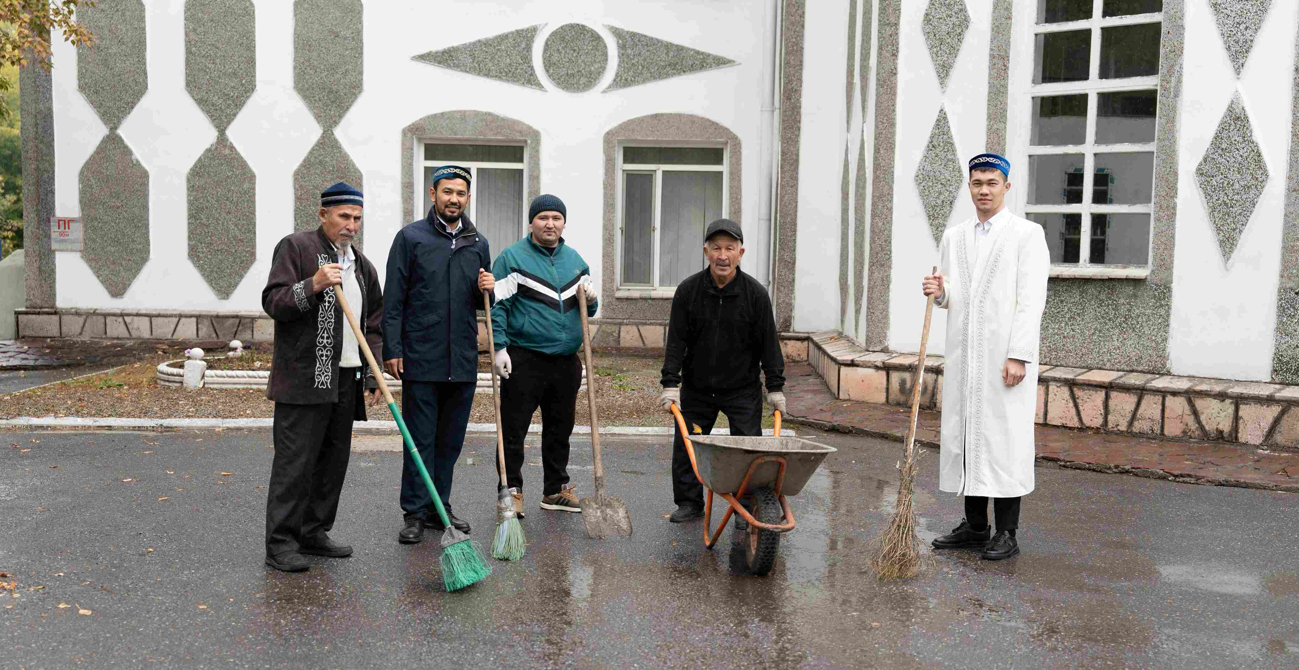 Саран қалалық мешітінің ауласы тазартылды