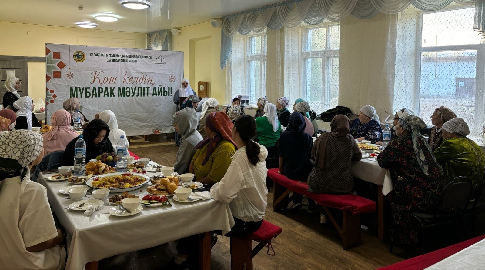 Саранда Мәуліт кешін ұйымдастырушы ұстазға әжелер ақ батасын берді