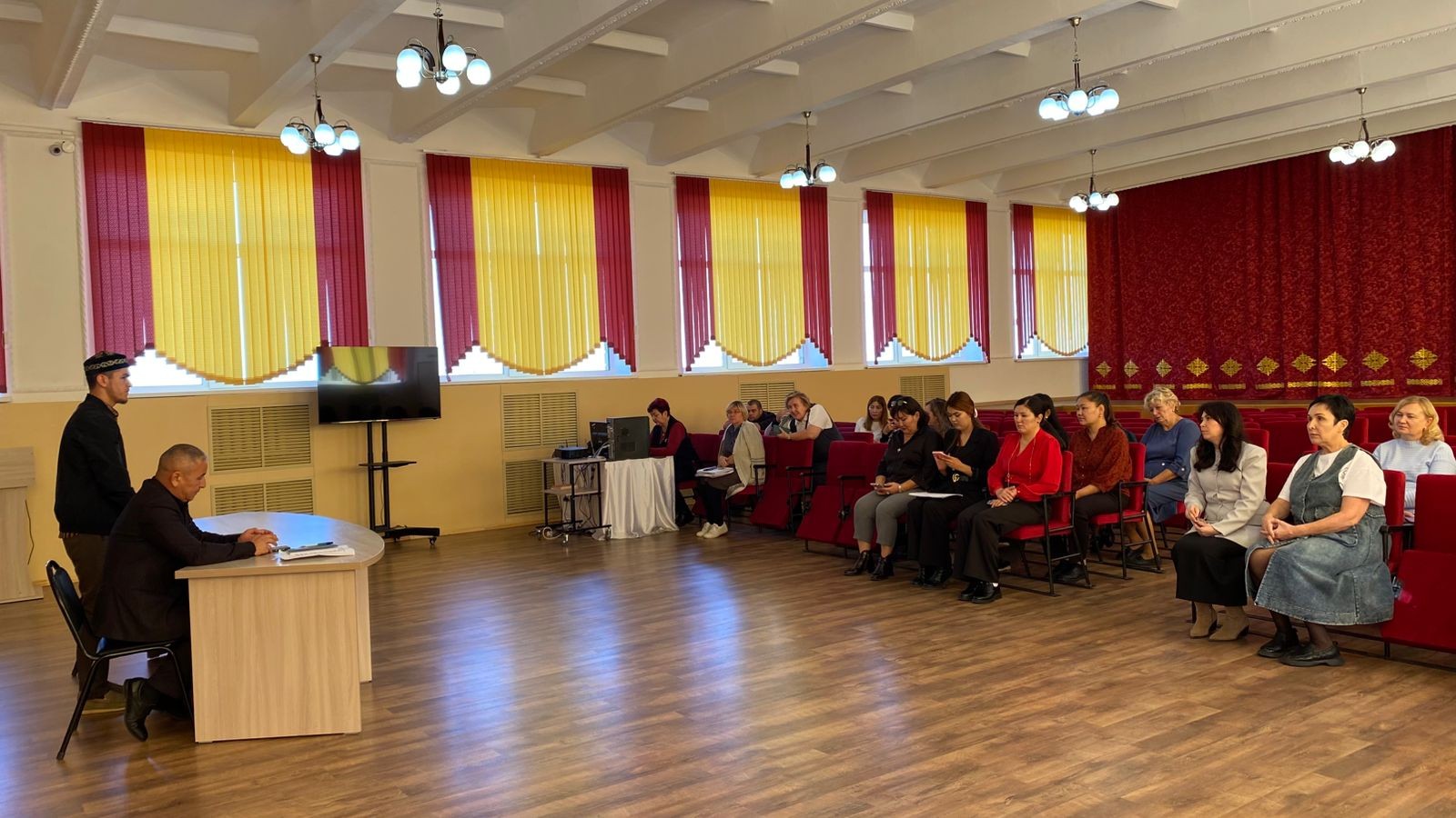 Абай аудандық мектебінің мұғалімдерімен кездесу өтті