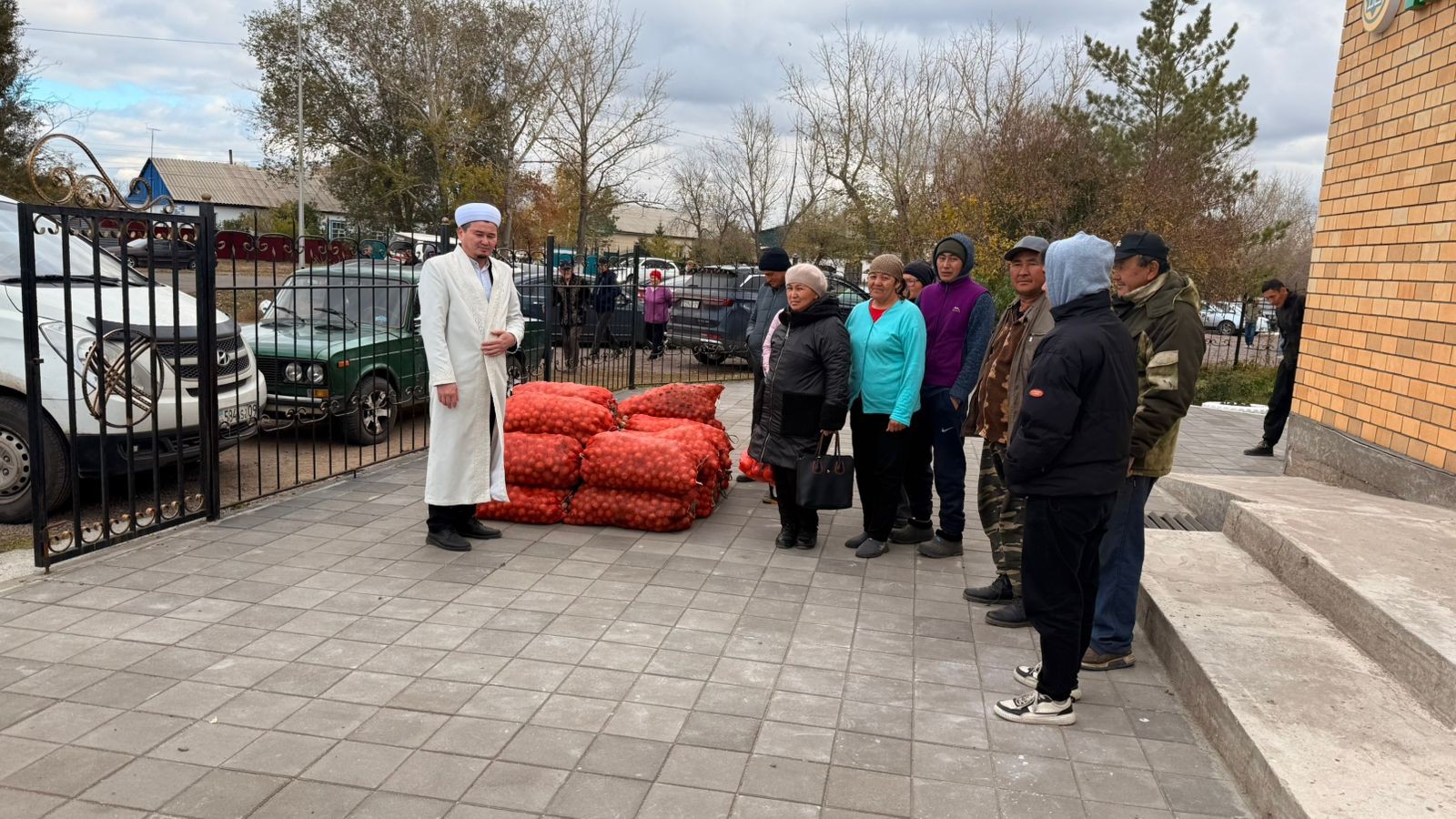 Нұра аудандық мешіті мұқтаж жандарға қайырымдылық жасады