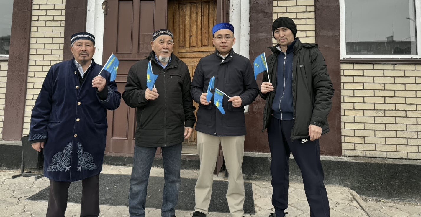 Шахтинск қалалық «Нұр» мешітінде Республика күніне орай мемлекеттік жалау үлестірілді