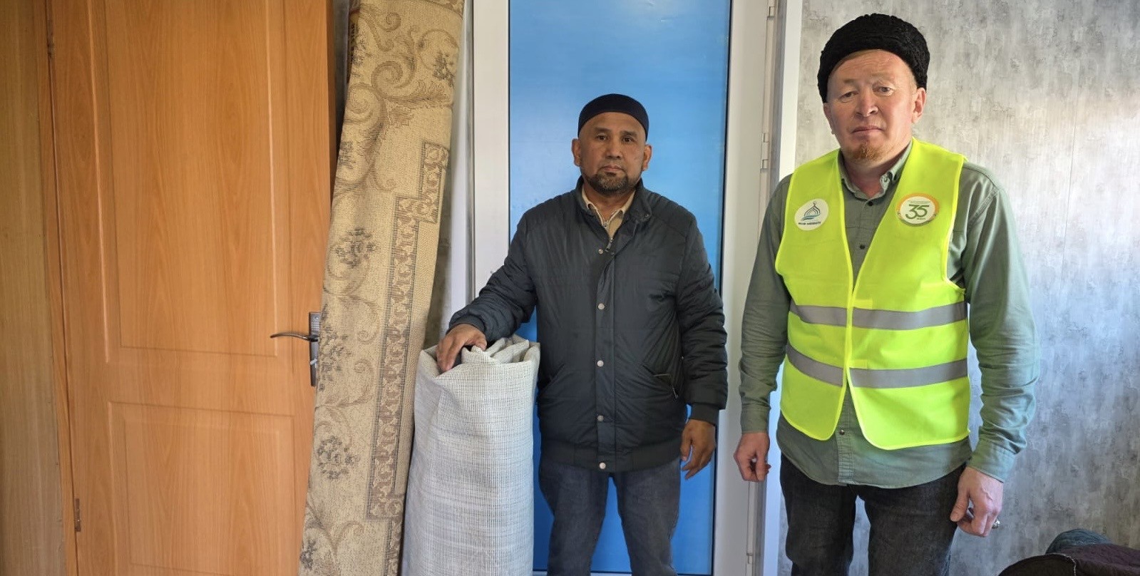 «Нұр» мешіті «Хаким» қайырымдылық қорына кілемдер табыстады