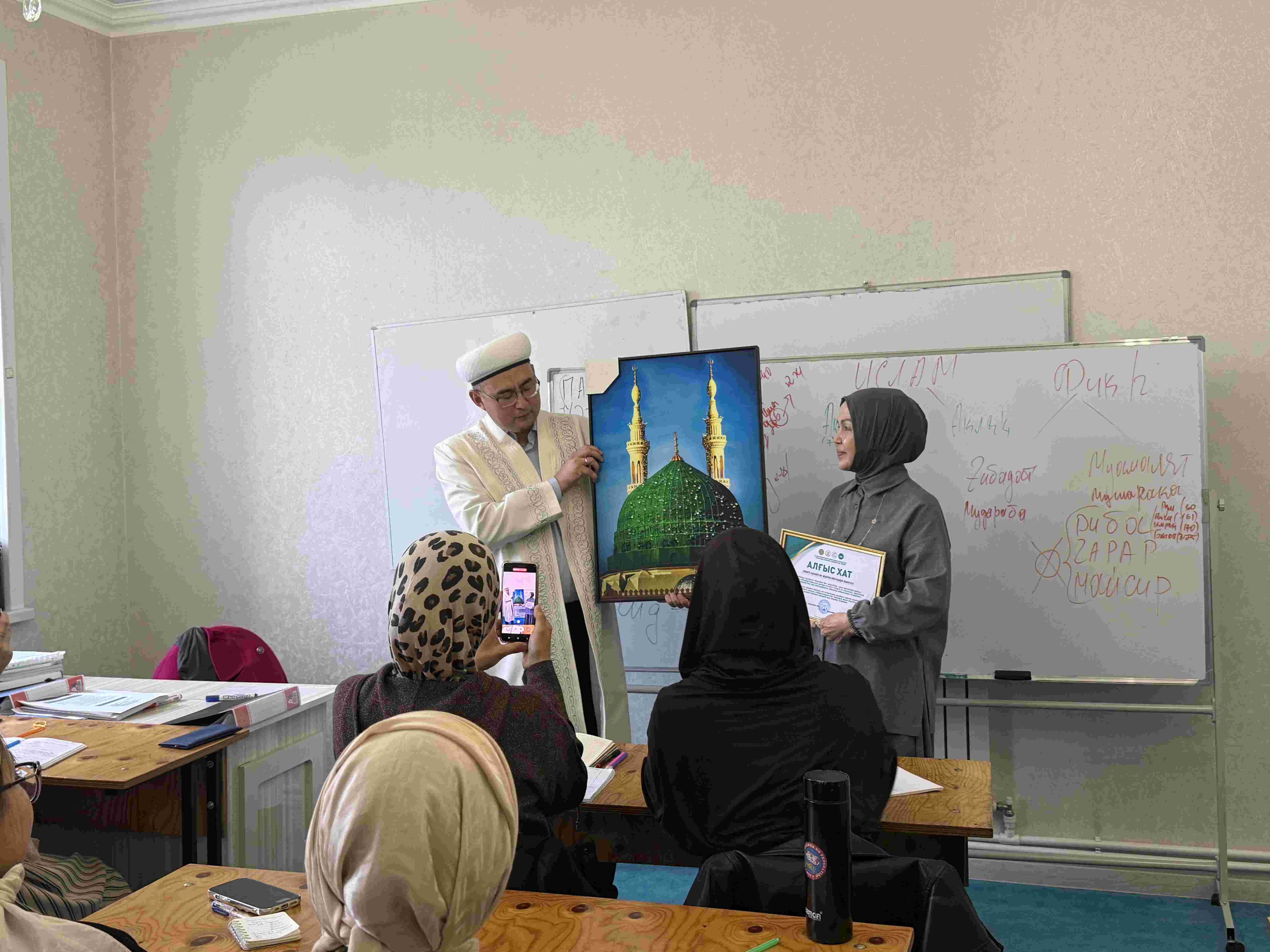 «Қазыбек би» мешітінде дін жанашырлары марапатталды