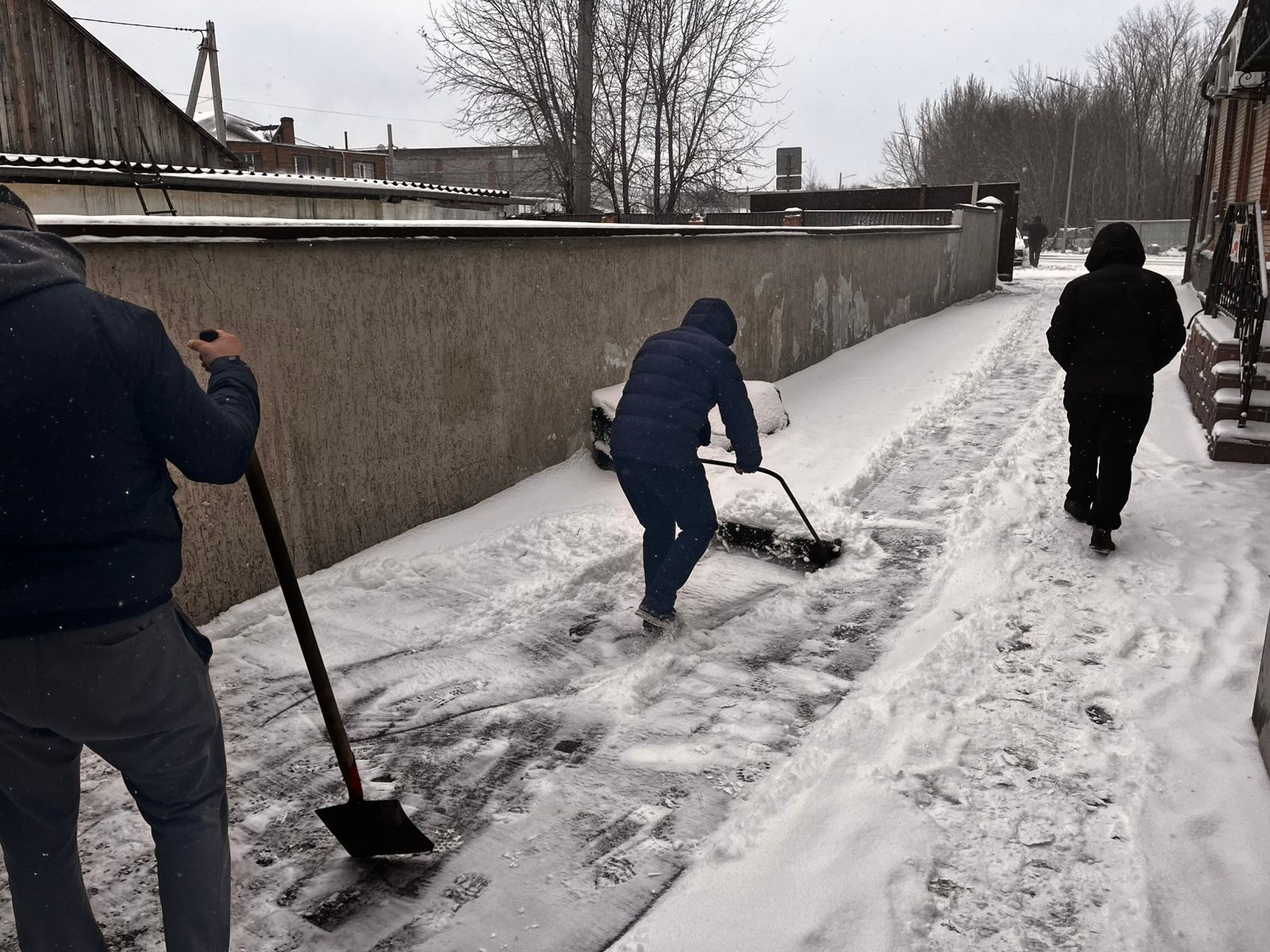 «Хазірет Әли» мешітінің жамағаты мешіт ауласын қардан тазартты