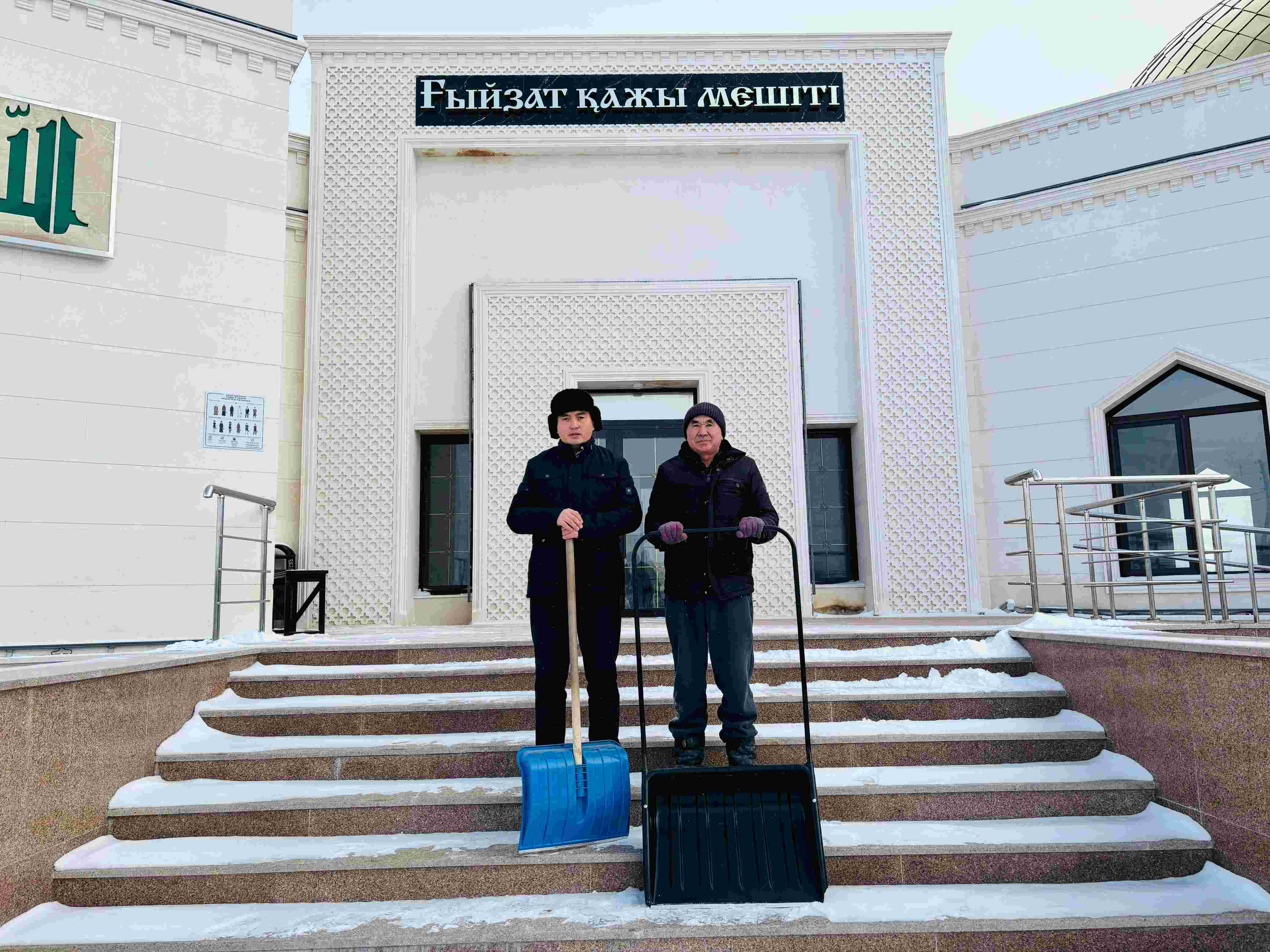 «Ғыйзат қажы» мешіті ауласы қардан тазартылды